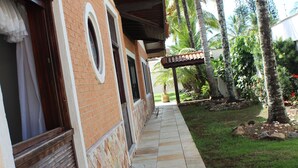 Un sendero que conduce a un edificio con fachada de ladrillo y detalles de piedra.