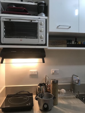 Refrigerador, microondas, horno, placa de cocina