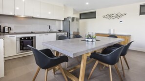 Fridge, microwave, oven, dishwasher - OCEAN BEACH RETREAT - SORRENTO (Sorrento)