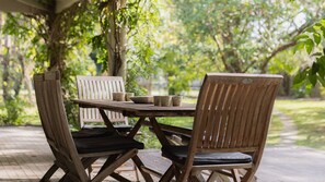 Outdoor dining - Tranquility at Berry & Surrounds (Broughton Vale)