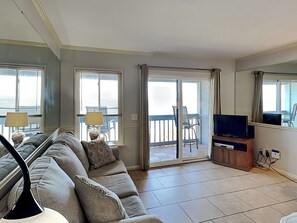 TV - Cozy oceanfront condo w. community pool + beach access. (Tybee Island)