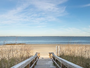 Beach nearby - Cozy oceanfront condo w. community pool + beach access. (Tybee Island)