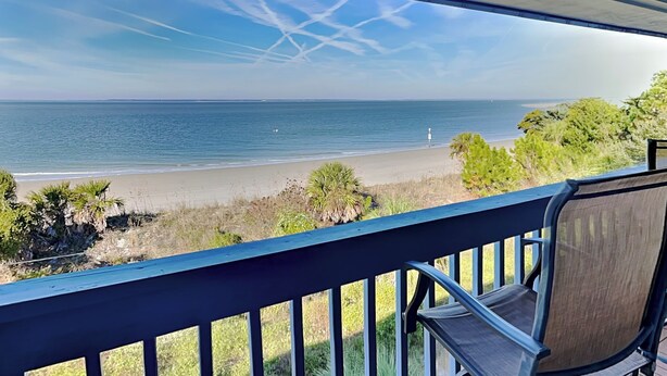 A balcony with a view of a beach and ocean. - Cozy oceanfront condo w. community pool + beach access. (Tybee Island)