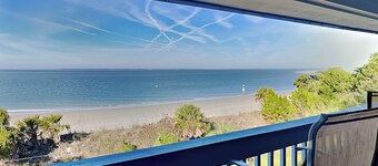 Cozy oceanfront condo w. community pool + beach access.