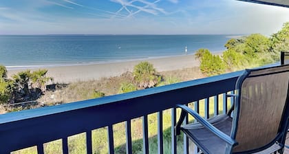 Cozy oceanfront condo w. community pool + beach access.
