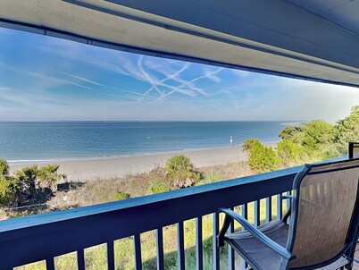 Cozy oceanfront condo w. community pool + beach access.
