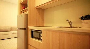 Jääkaappi, mikroaaltouuni, keittoastiat/astiat/ruokailuvälineet