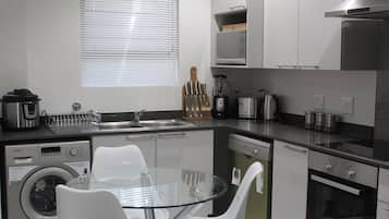 Fridge, oven, dishwasher, coffee/tea maker