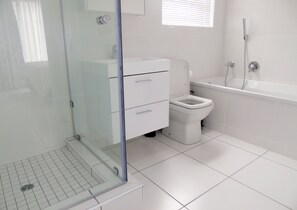 Haartrockner, Handtücher, Seife, Toilettenpapier