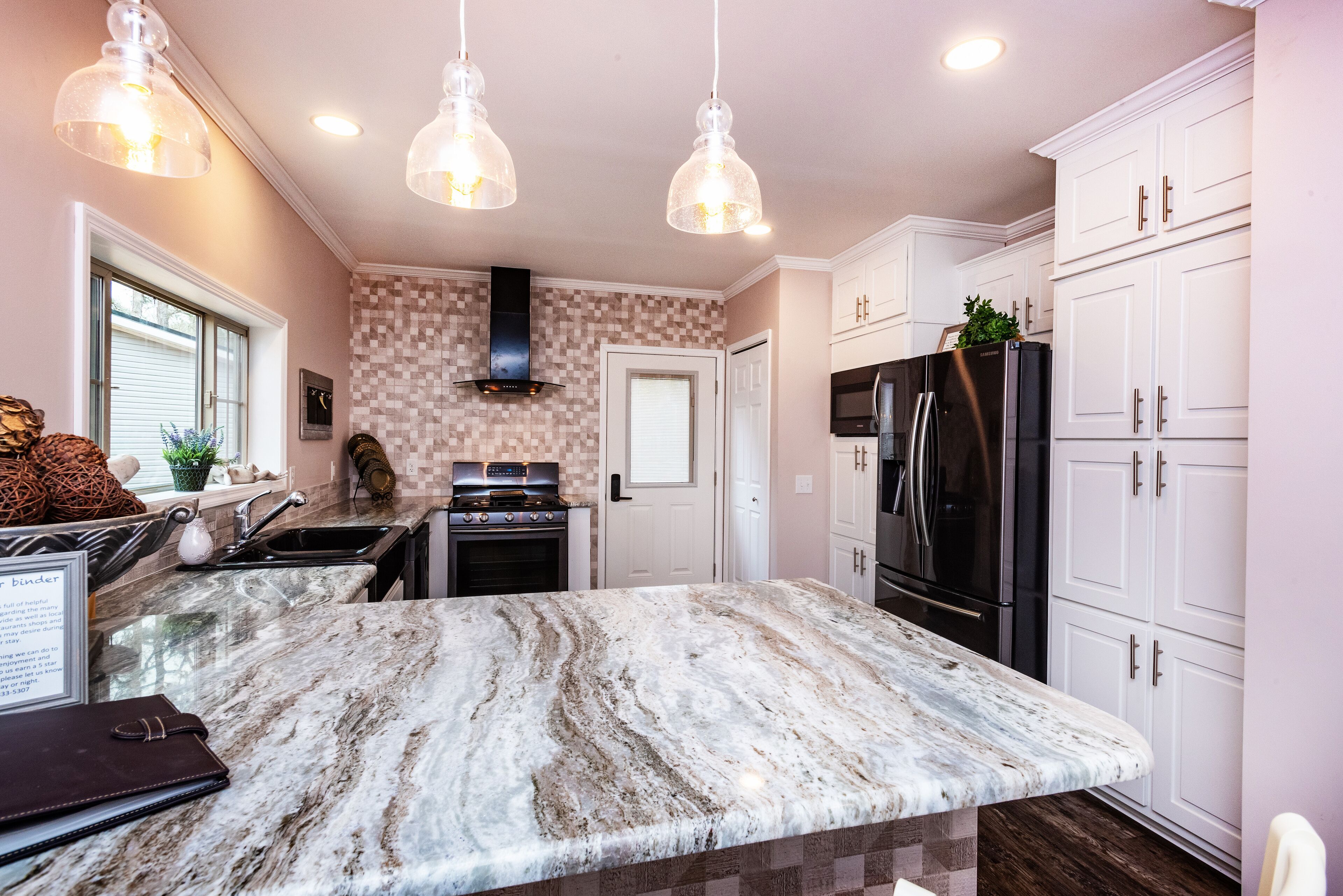 Full-size fridge, microwave, oven, stovetop