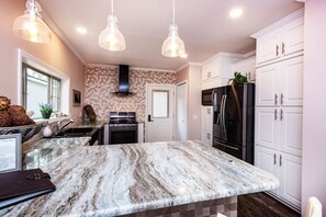 Täysikokoinen jääkaappi, mikroaaltouuni, uuni, liesi