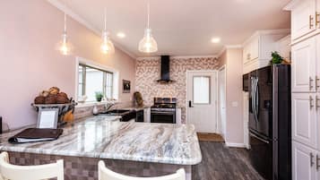 Full-size fridge, microwave, oven, stovetop