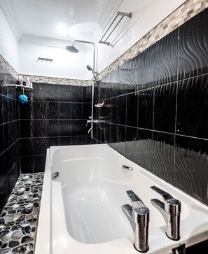 Badewanne, Bidet, Handtücher, Seife