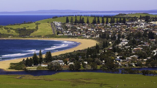 A coastal town with a beach, residential houses, and a large body of water. - The Werri Shack, Gerringong (Gerringong)