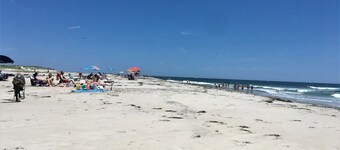 1 Block to Beach. Game room!!!