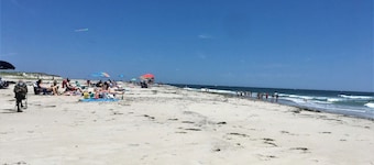 1 Block to Beach. Game room!!!