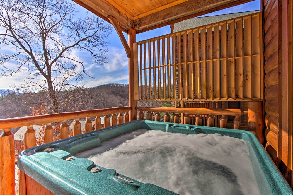 Pigeon Forge Mountain Cabin: Hot Tub & Resort Pool