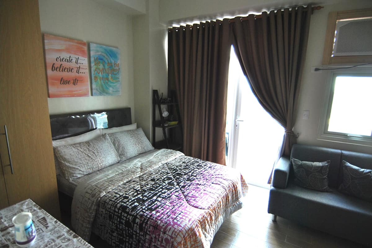 Studio (10) | Individually decorated, individually furnished, bed sheets