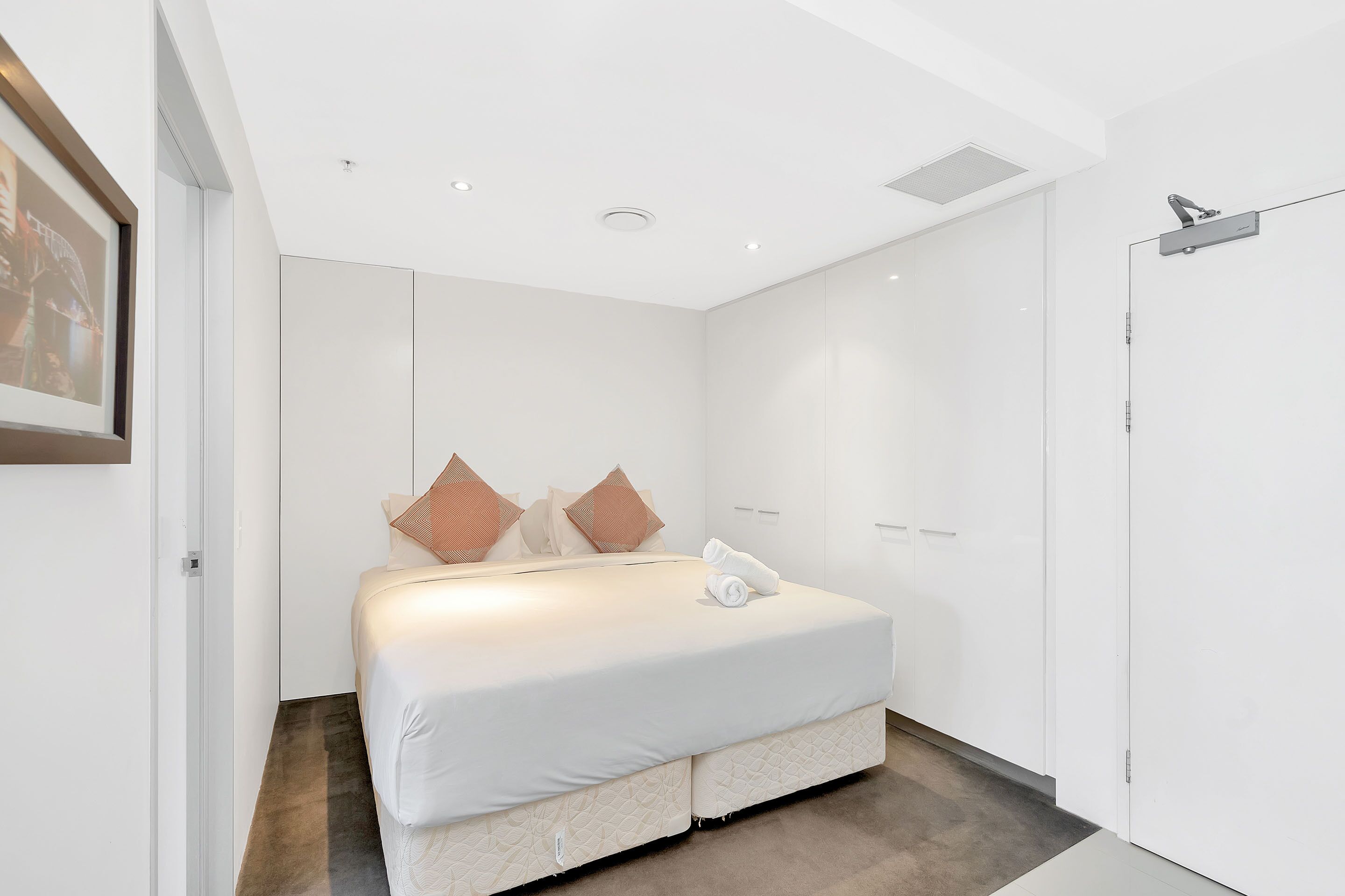 Circle on Cavill – 1 Bedroom + Study Ocean Views — image 15