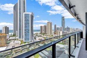 Property grounds - Circle on Cavill – 1 Bedroom + Study Ocean Views (Surfers Paradise)