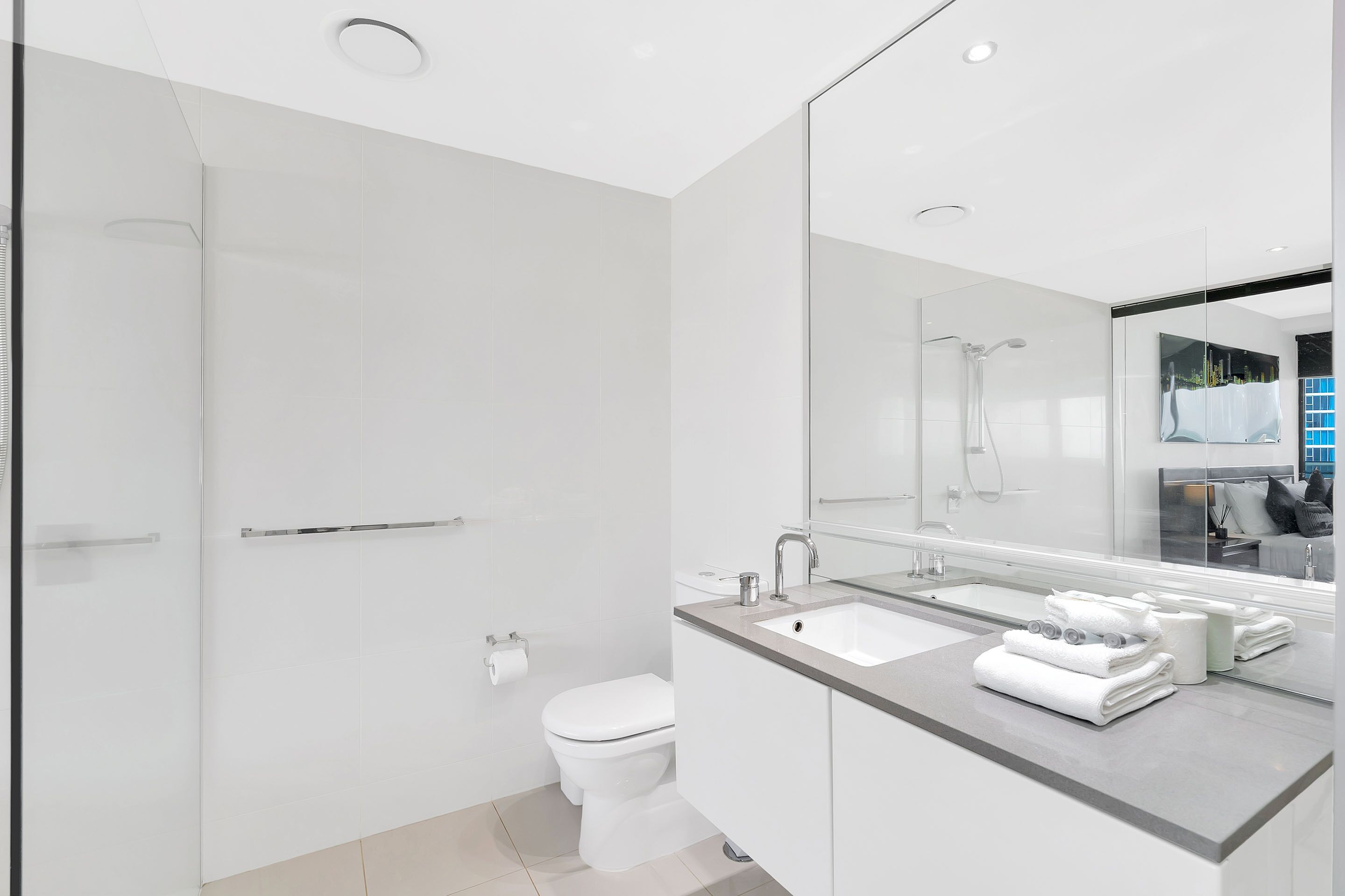 Circle on Cavill – 1 Bedroom + Study Ocean Views — image 17