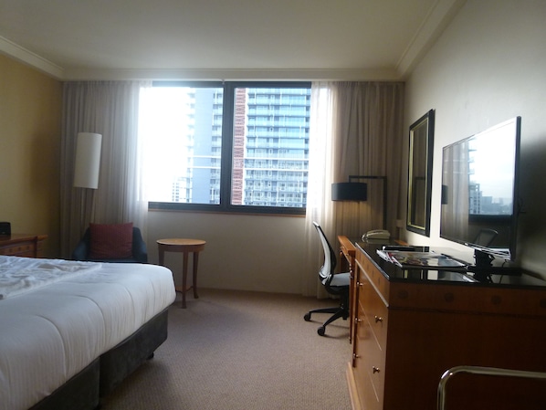 1 habitación y tabla de planchar con plancha