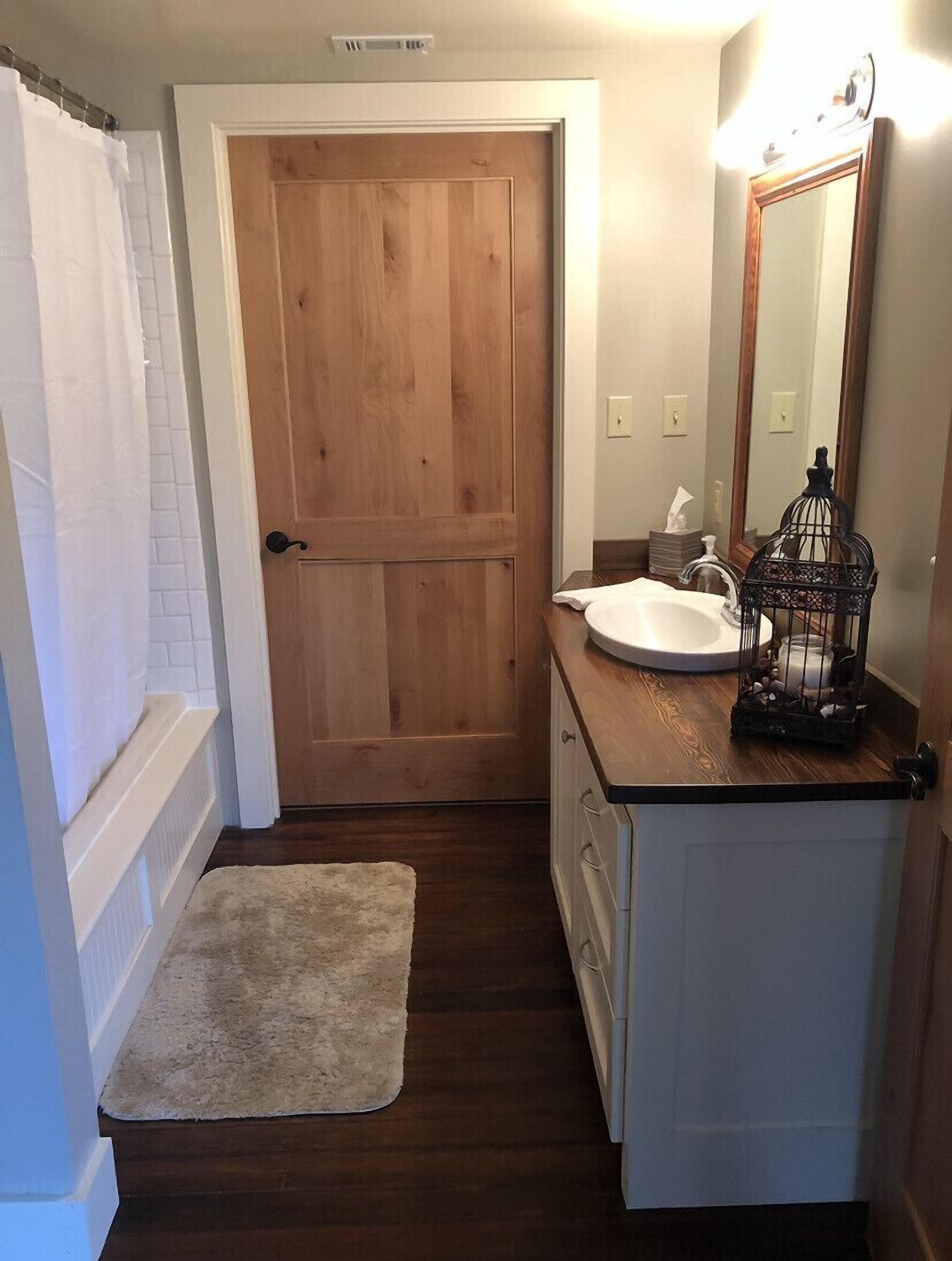 Ensemble douche/baignoire, baignoire à jets, sèche-cheveux