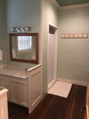 Combined shower/bathtub, jetted bath, hair dryer, towels - Our Little Farmhouse is a treat you are sure to enjoy. (Laurel)