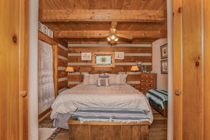 1 dormitorio, tabla de planchar con plancha, ropa de cama