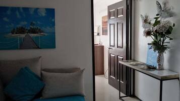 Departamento urbano, 2 habitaciones (T2) | Área de sala de estar | Televisión de pantalla plana de 32 pulgadas con canales por cable