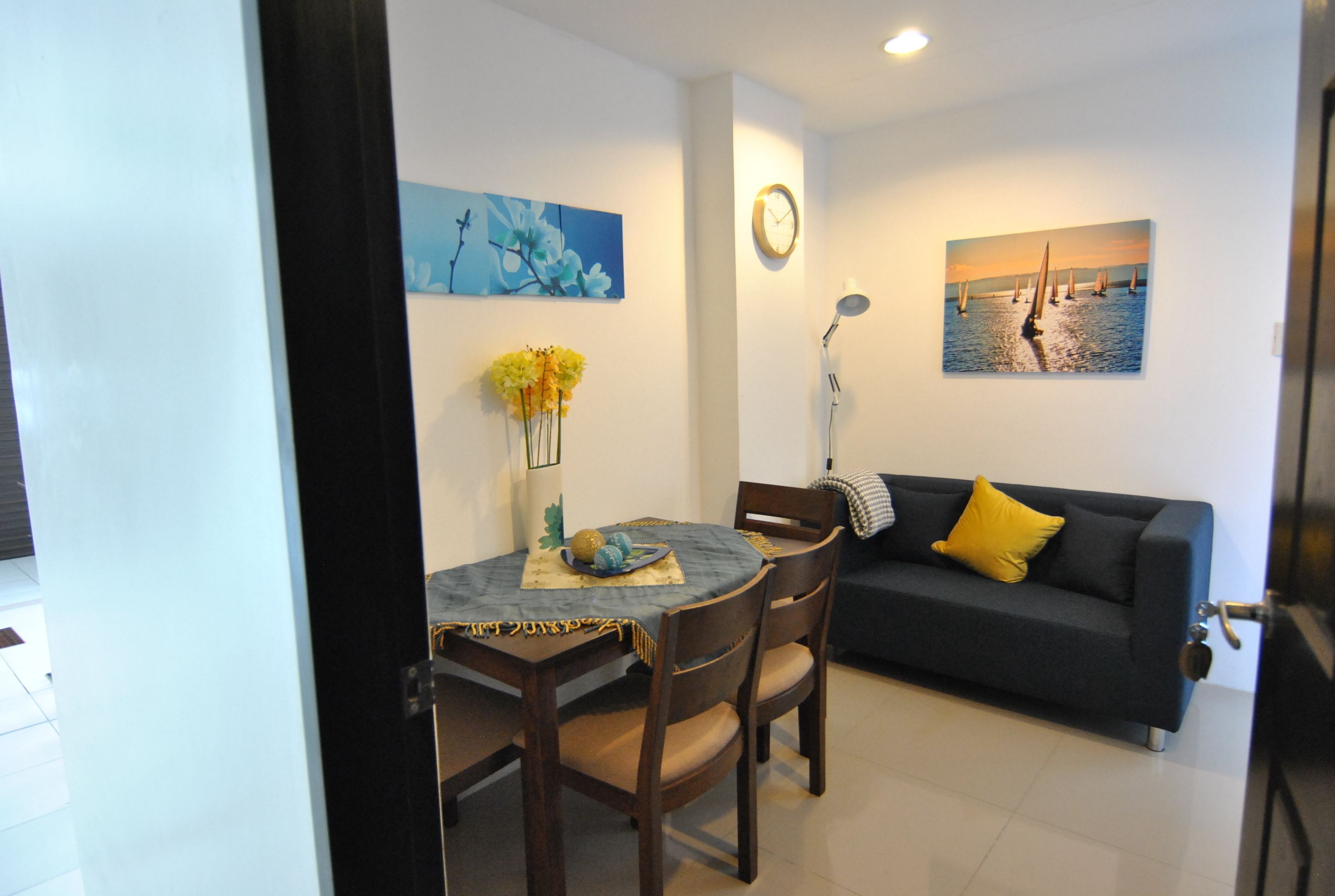 シティ アパートメント 1 ベッドルーム (T3) | リビング エリア | 32 インチの薄型テレビ (ケーブル放送視聴可)、テレビ