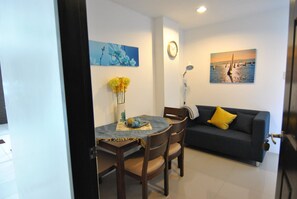 城市公寓, 1 间卧室 (T3) | 起居区 | 32-英寸纯平电视 （配备有线频道）、电视