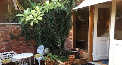 Gorgeous garden studio 2 mins from the heart of Subiaco