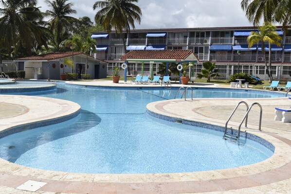 Una piscina al aire libre