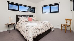 3 chambres, fer et planche à repasser, lit de bébé portatif
