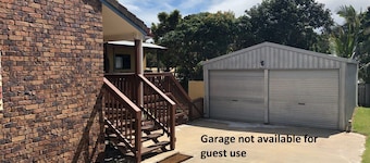 11 Manooka Drive - Rainbow Beach. Wifi. Pets welcome.