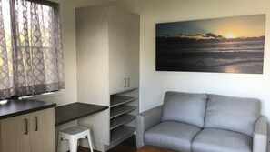 TV, DVD player - 11 Manooka Drive - Rainbow Beach. Wifi. Pets welcome. (RAINBOW BEACH)