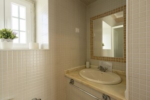 Tina, secadora de cabello, toallas 