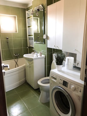 Haartrockner, Handtücher, Seife, Toilettenpapier