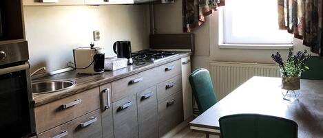 KĂŒhlschrank, Mikrowelle, Ofen, GeschirrspĂŒler