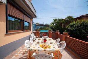 Outdoor dining - Casa Nicolo with private swimming  pool (Massa Lubrense)