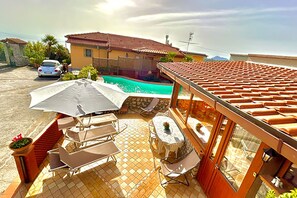 Outdoor dining - Casa Nicolo with private swimming  pool (Massa Lubrense)