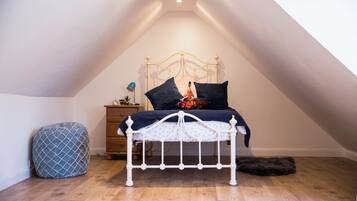 4 bedrooms, iron/ironing board, WiFi (free), bed sheets