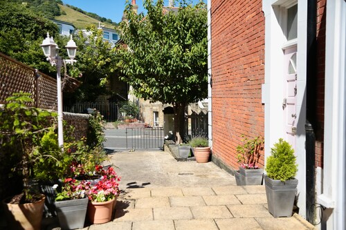 The Pink Door. Spacious & Elegant 4 Bed Georgian Home,  sea views, 10% off Ferry