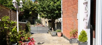 The Pink Door. Elegant 4 Bed Georgian House views of the sea and downs