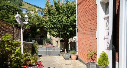 The Pink Door. Spacious & Elegant 4 Bed Georgian Home, sea views, 10% off Ferry