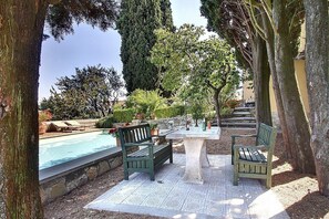 Outdoor dining - Villa Buonagrazia: A charming three-story villa in the characteristic style of the Tuscan countryside. (Figline Valdarno)