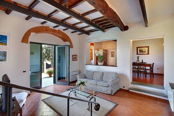 TV, fireplace - Villa Buonagrazia: A charming three-story villa in the characteristic style of the Tuscan countryside. (Figline Valdarno)