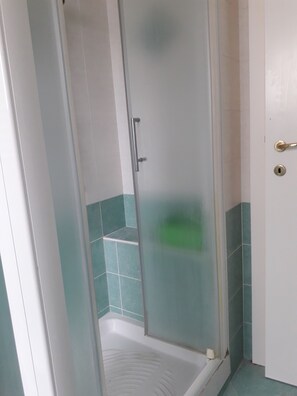 Douche, sèche-cheveux, bidet, serviettes fournies