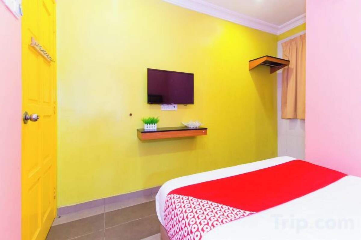Desk, WiFi (free), bed sheets
